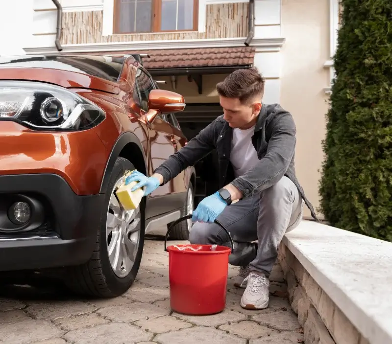 Lavage auto à domicile Cagnac-les-Mines : professionnel intervenant sur un véhicule